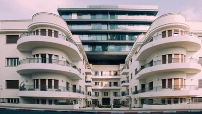 Ejemplo de la arquitectura moderna de Ciudad Blanca, en Tel Aviv, con plantas añadidas por la especulación inmobiliaria de los últimos años.