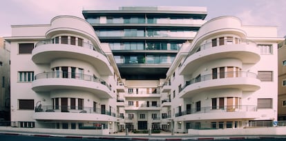 Ejemplo de la arquitectura moderna de Ciudad Blanca, en Tel Aviv, con plantas añadidas por la especulación inmobiliaria de los últimos años.