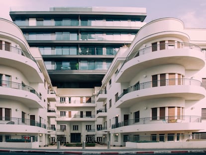 Ejemplo de la arquitectura moderna de Ciudad Blanca, en Tel Aviv, con plantas añadidas por la especulación inmobiliaria de los últimos años.