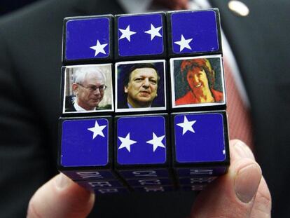 Un cubo de Rubick con las imágenes de Van Rompuy, Durão Barroso y Ashton.