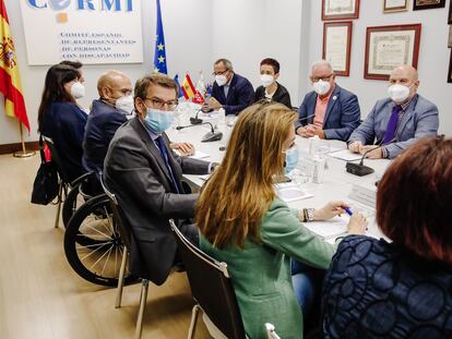 El presidente del Partido Popular, Alberto Núñez Feijóo, en una reunión con el Comité Español de Representantes de Personas con Discapacidad (CERMI) el pasado 9 de junio.