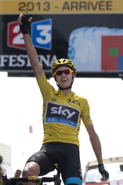 Froome celebra la victoria tras cruzar la meta en el Mont Ventoux