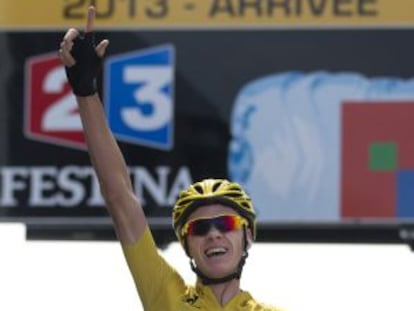 Froome celebra la victoria tras cruzar la meta en el Mont Ventoux