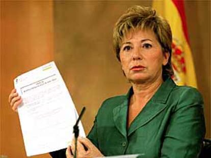 La ministra de Sanidad y Consumo, Celia Villalobos, muestra los análisis que la llevaron a inmovilizar el aceite de orujo.