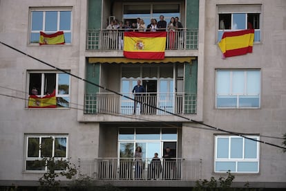Vecinos de Madrid siguen desde sus domicilios el desfile aéreo del 12 de octubre. 