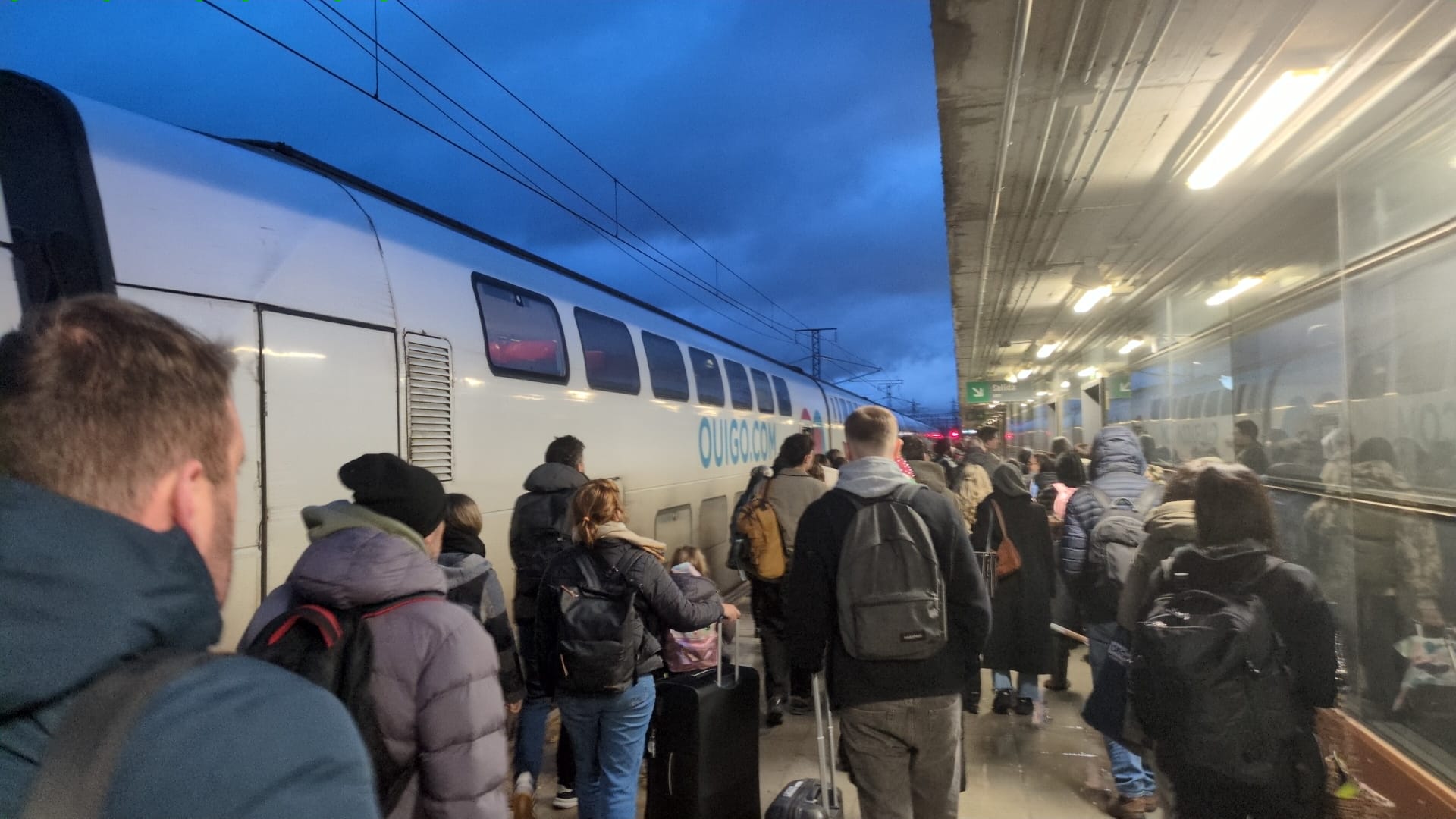 Viajeros abandonando el tren de Ouigo averiado entre Alcalá de Henares y Guadalajara.
