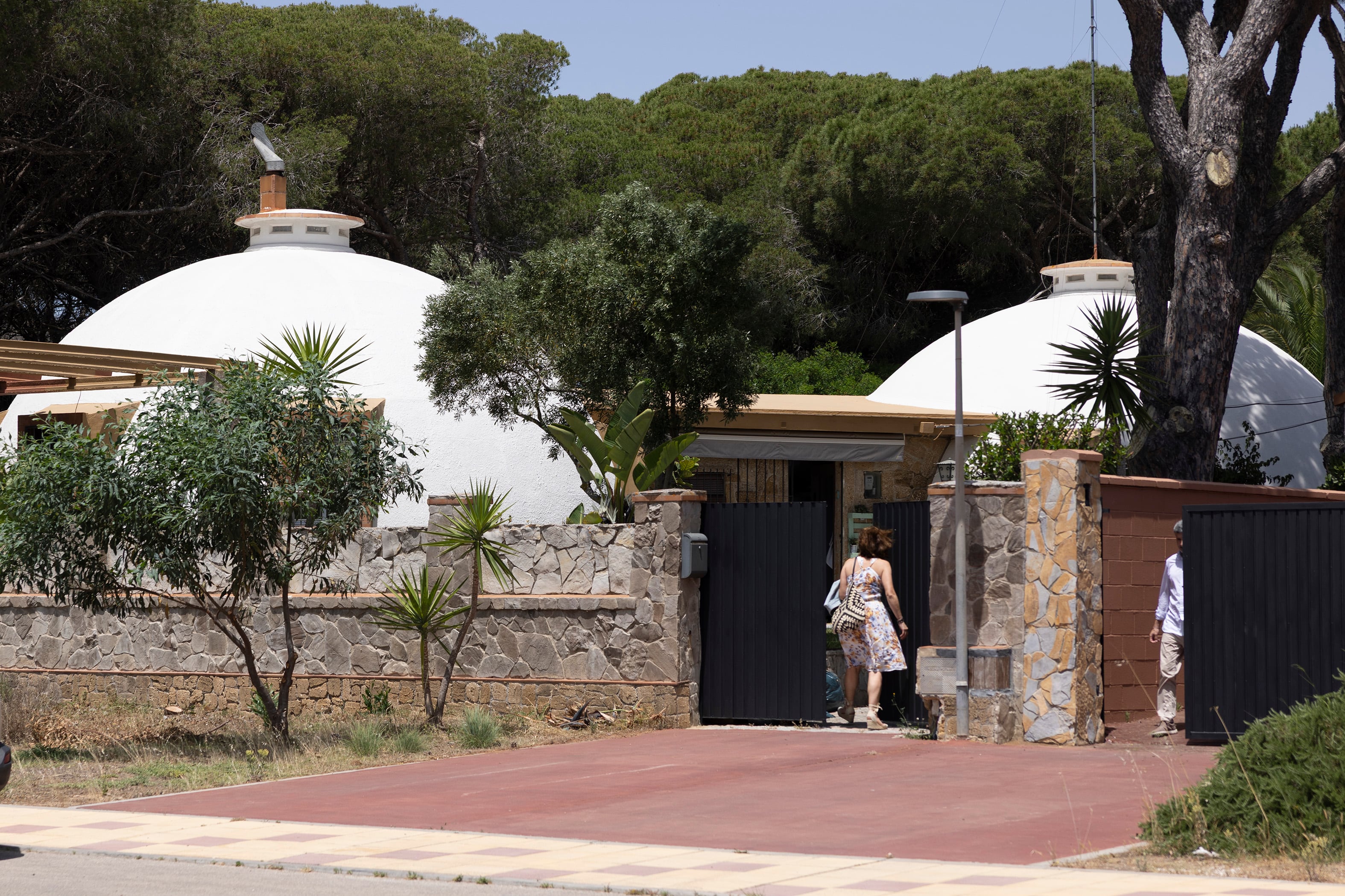 Hormigón, paredes curvas y frescor: así se vive en las casas iglú, o Casas del Ingeniero, pioneras en la industrialización de viviendas