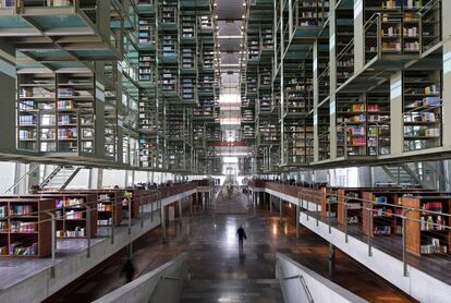 Cinco mil pessoas o visitam todos os dias desde 2006, embora talvez não prestem atenção ao seu valor como um exemplo da arquitetura do século XXI. Alberto Kalach é o criador da biblioteca de José Vasconcelos, na Cidade do México, um arquiteto a quem esta grande obra colocou na escala internacional. Um quarto luminoso, de três níveis, com paredes de vidro e um piso térreo que funciona como uma grande avenida que distribui espaços. Cerca de 38.000 metros ocupam todo o local, dos quais 26.000 são ocupados por um gigantesco jardim. <b>Em que prestamos atenção?</b> Nos jogos de luzes que são criados com os diferentes terraços de consulta e no trabalho de artistas mexicanos que pontilham o espaço, como 'Mátrix Móvil', de Gabriel Orozco.