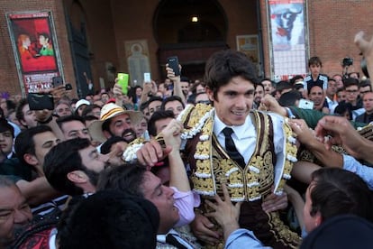 Sebastián Castella sale a hombros por la puerta grande de Las Ventas.