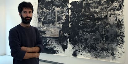 Raúl Domínguez este martes ante uno de sus dibujos expuestos en la sala Rekalde.