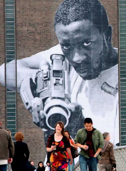 El comisario de esta iniciativa, Cedar Lewisohn, explicó que Londres es un lugar idóneo para mostrar el "interesante" arte desarrollado en los ambientes urbanos, pues por toda la ciudad pueden verse trabajos de <i>graffiteros</i> anónimos, entre ellos los del famoso Banksy. Aparte de los brasileños y el español, muestran sus diseños en la Tate Modern Blu, de Italia, Faile, de Nueva York y JR, de París. Cientos de colores decoran la fachada de la Tate en murales que van desde lo abstracto a lo surrealista, pasando por lo psicodélico y la denuncia social más directa, algo que ha caracterizado históriamente al trabajo de los <i>graffiteros</i>.