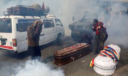 La imatge icònica de dos taüts envoltats de gasos a La Paz.