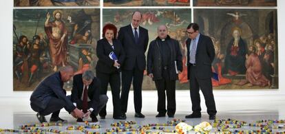 Lido Rico, Rafael Ripoll, Consuelo Ciscar, directora del IVAM; el artista Jos&eacute; Cosme, el comisario de la muestra Jos&eacute; Luis S&aacute;nchez y Jaume Coll, director del Museo Nacional de Cer&aacute;mica, en la presentaci&oacute;n de la muestra Art y espiritualitat, en el IVAM. 