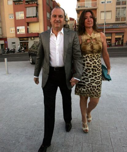 José Joaquín Ripoll y su esposa, Margarita de la Vega, acuden ayer a un acto en Alicante.