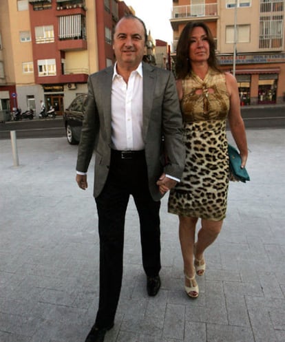 José Joaquín Ripoll y su esposa, Margarita de la Vega, acuden ayer a un acto en Alicante.