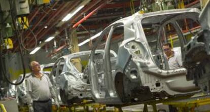 Dos operarios en la fábrica de General Motors España en Figueruelas (Zaragoza).