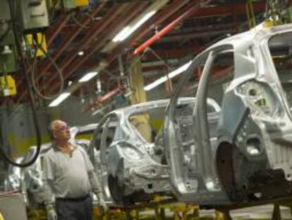 Dos operarios en la fábrica de General Motors España en Figueruelas (Zaragoza).