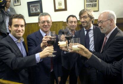 Sémper, Gallardón, Cobo, Oyarzábal y Azpiroz, de izquierda a derecha, ayer en San Sebastián.