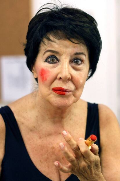 Concha Velasco mientras se maquilla en su camerino del teatro La Latina de Madrid, en 2012.