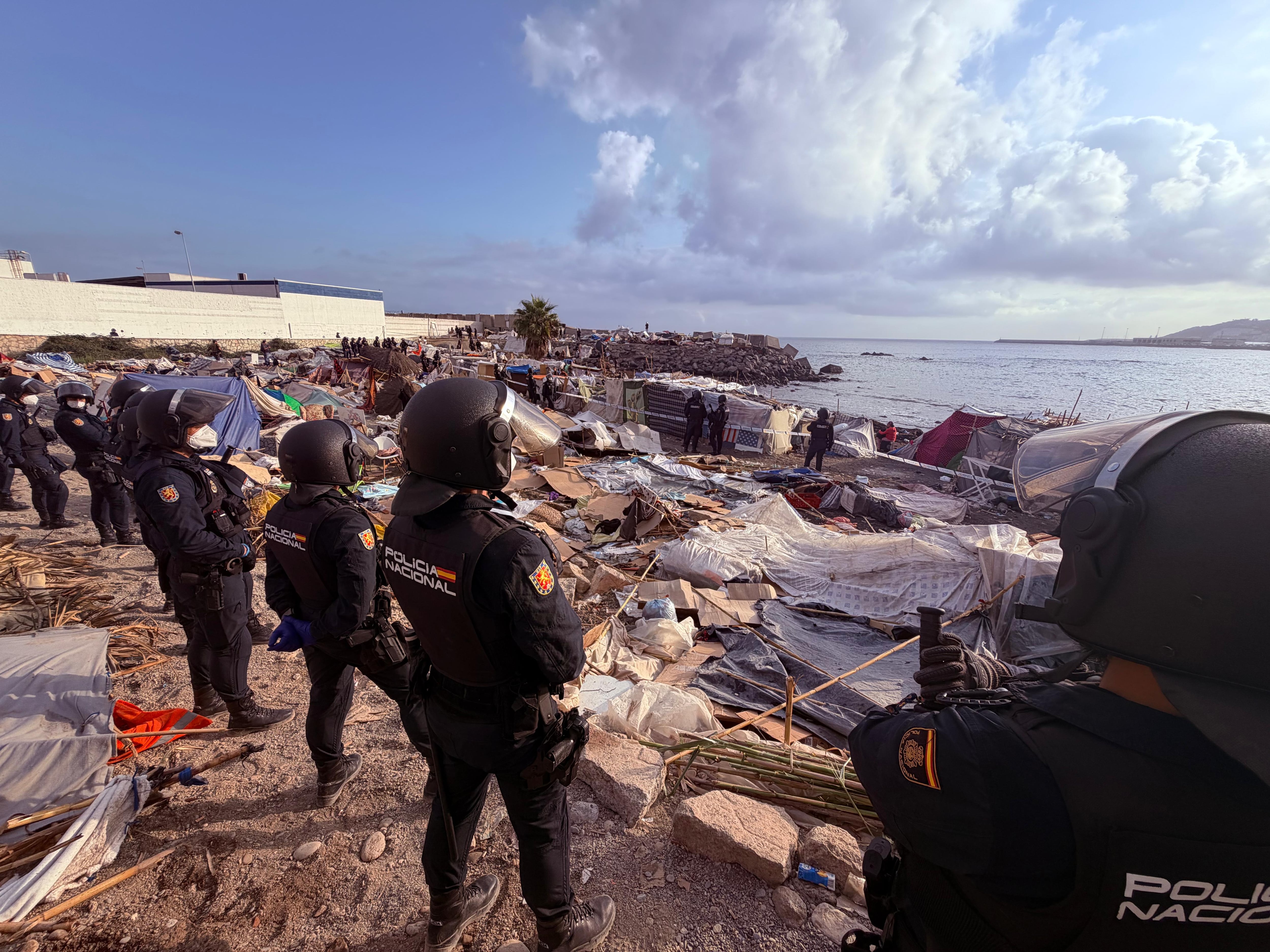 La policía desaloja el asentamiento en la playa ceutí de Benítez, próxima a la desalinizadora
