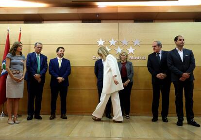 Participantes en la firma del Pacto por la Cañada Real. Desde la izquierda: Lorena Ruiz-Huerta (Podemos), Enrique Ossorio (PP), Pedro del Cura (alcalde de Rivas), Cristina Cifuentes, Manuela Carmena, Ángel Gabilondo (PSOE) e Ignacio Aguado (Ciudadanos).