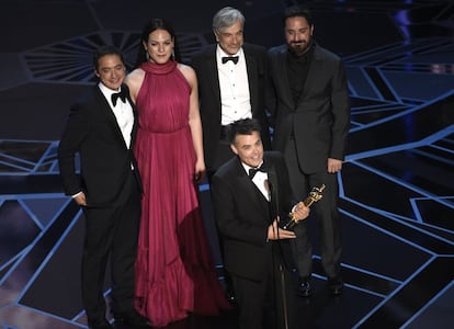 Sebastian Lelio, Nicolás Saavedra, Daniela Vega, Alejandro Goic e Pablo Larrain ganhadores do Oscar de melhor filme estrangeiro por 'Uma mulher fantástica'.