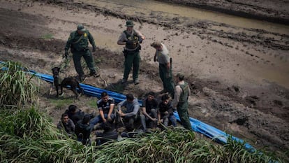 Agentes fronterizos detienen a inmigrantes cerca de McAllen, Texas, el pasado 27 de marzo