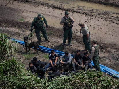 Agentes fronterizos detienen a inmigrantes cerca de McAllen, Texas, el pasado 27 de marzo