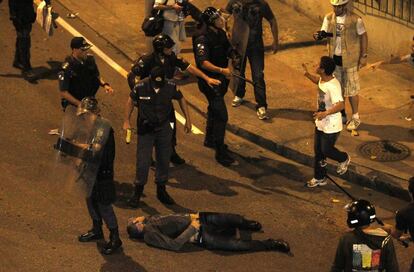 Un manifestante permanece tumbado en el suelo durante los enfrentamientos con la policía cerca del palacio de Guanabara, sede del Gobierno local en Río de Janeiro (Brasil), 22 de julio de 2013. 
