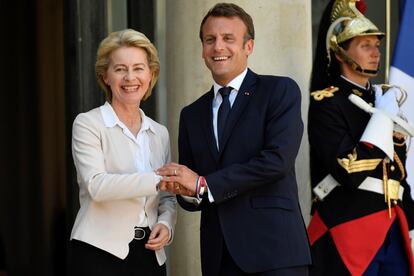 El presidente francés, Emmanuel Macron, da la bienvenida a la presidenta electa de la Comisión Europea, Ursula von der Leyen, durante una reunión en el Palacio del Elíseo en París (Francia), este martes.