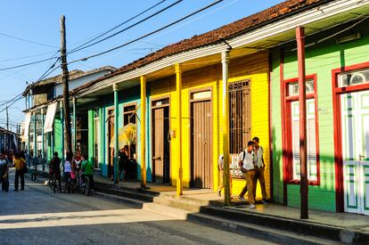 Casas pintadas de colores en una calle de Baracoa, en la provincia cubana de Guantánamo. 