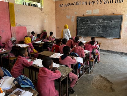 Los alumnos de la escuela Silk Amba, en Dessie, atienden la lección de idioma amhárico el pasado 30 de marzo de 2022.