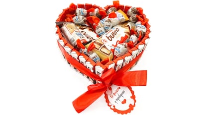 Esta cesta regalo para el día de los enamorados tiene un montón de dulces de la marca Kinder Bueno.