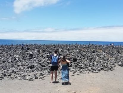 Volunteers plan to remove hundreds of the man-made piles due to their negative impact on the environment, given that they threaten the island’s flora and fauna