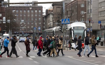 En 2011, tras cerrar un acuerdo por la venta de emisiones CO2, Estonia lanzó con lo recaudado un paquete de medidas para fomentar vías de transporte menos contaminantes. Pusieron en marcha subvenciones para que los ciudadanos compraran coches eléctricos, empezaron a desplegar una nutrida red de cargadores públicos y la compra de coches eléctricos para el parque de automóviles público.