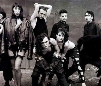 Parte de la banda Peor Impossible, con Rossy de Palma y Fernando Fernández, en cuclillas en el centro.