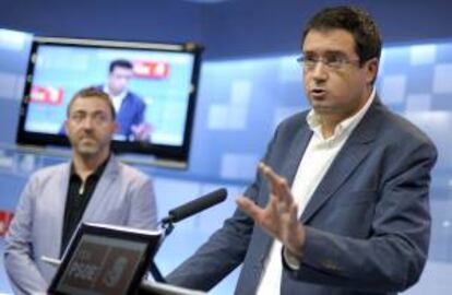 El secretario de Organización del PSOE, Óscar López, acompañado del secretario general del PSN Roberto Jiménez (i), ayer durante una conferencia de prensa.