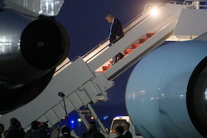 Donald Trump llegaba ayer a la base militar Andrews, próxima a Washington, tras marcharse de la cumbre del G-7 en Canadá.