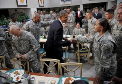 El presidente estadounidense saluda a los soldados de la base militar de Fort Bliss en Tejas