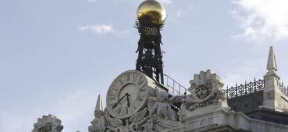 Reloj en la fachada de la sede del Banco de Espa&ntilde;a, en la Plaza de Cibeles en Madrid. EFE/Archivo