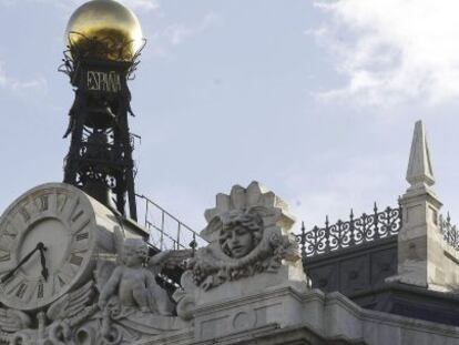 Reloj en la fachada de la sede del Banco de Espa&ntilde;a, en la Plaza de Cibeles en Madrid. EFE/Archivo