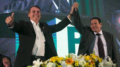 Bolsonaro e o general Hamilton Mourão, candidato a vice-presidente. 