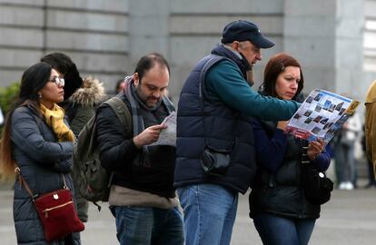 Un grupo de turistas consulta unos mapas de Madrid.
