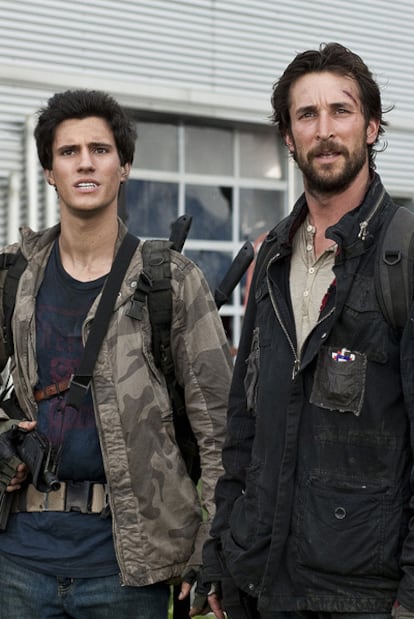 Noah Wyle (derecha) y Drew Roy, padre e hijo en <i>Falling skies.
</i>