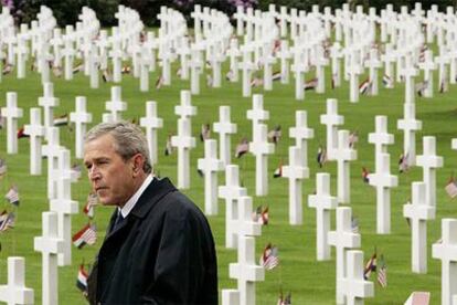 El presidente George W. Bush, durante su visita al cementerio de soldados estadounidense de Margraten, en Holanda.