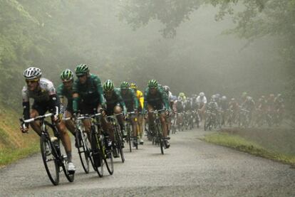 El pelotón rodando bajo la lluvia en la etapa de ayer.