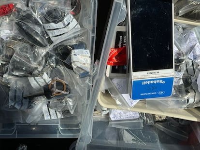 Llaves de vehículos incautadas a empresas de aparcacoches irregulares durante un control policial en el aeropuerto de Barcelona-El Prat, el 30 de julio de 2025.