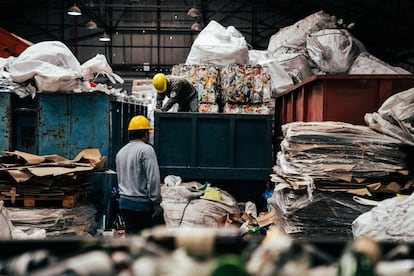 Dos trabajadores de la cooperativa El Álamo, en Buenos Aires, revisan los residuos. 