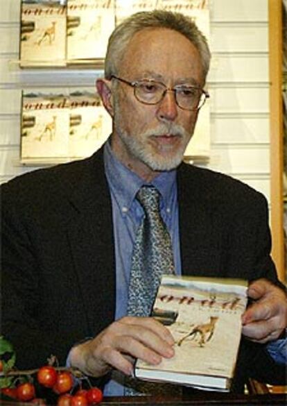 J. M. Coetzee muestra su libro <i>Desgracia.</i>