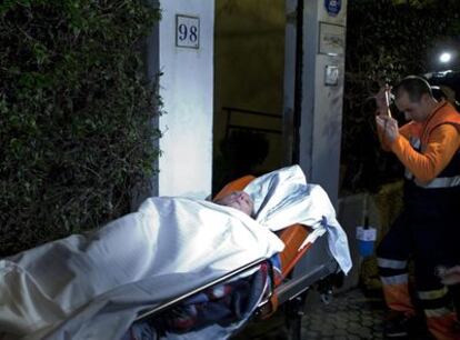 Un anciano es ingresado de nuevo en la residencia tras ser atendido en un centro hospitalario.